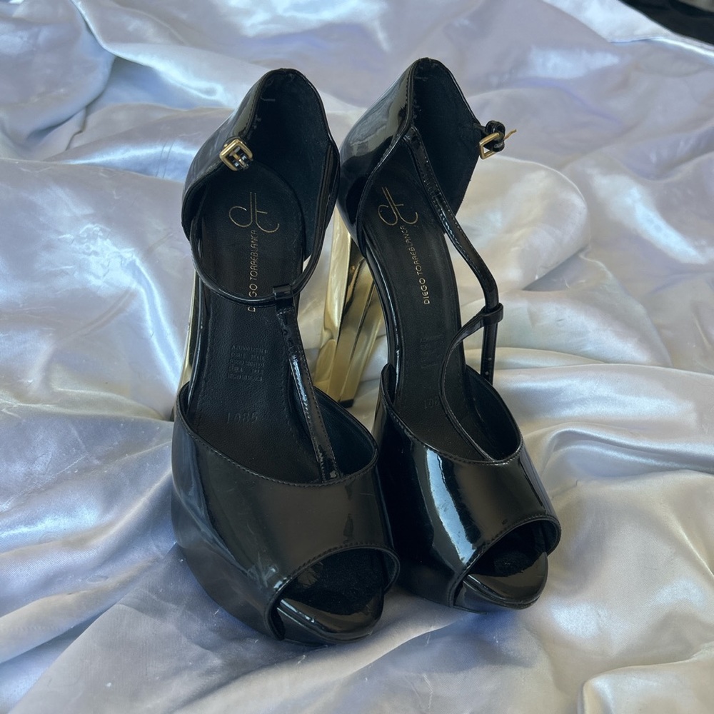 ♡ black and gold pumps ♡